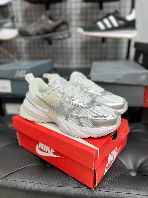 کتونی نایکی مدل وی‌تو‌کی ران | Nike V2K Run | سایز ۳۷تا۴۵ | ساخت ویتنام | کیفیت مستر